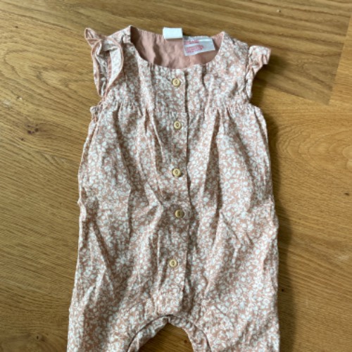 Strampler rosa H&M  Größe: 56, zu finden beim Stand 66 am Standort Flohkids Hamburg Nord