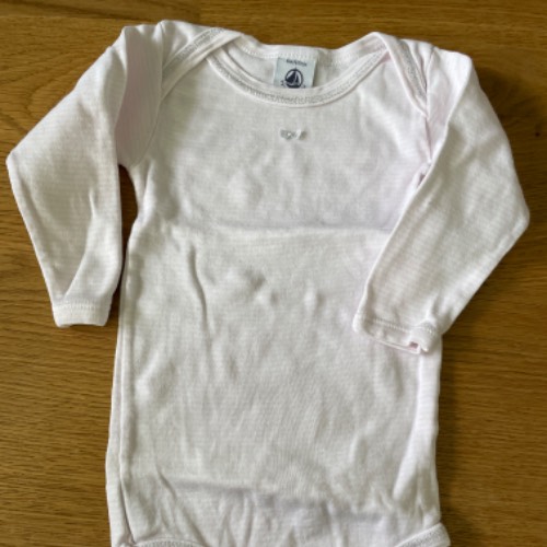 Petit Bateau Body langarm  Größe: 67, zu finden beim Stand 66 am Standort Flohkids Hamburg Nord