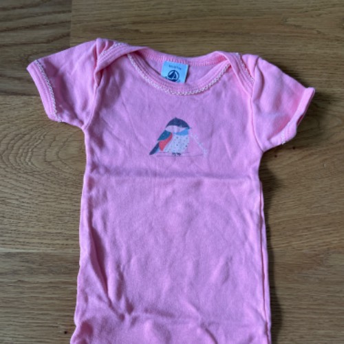  Body Petit Bateau  Größe: 67 Vogel, zu finden beim Stand 66 am Standort Flohkids Hamburg Nord