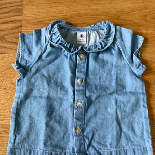 Jeansbluse Petit Bateau  Größe: 67, zu finden beim Stand 66 am Standort Flohkids Hamburg Nord