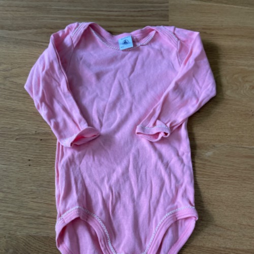 Body Petit Bat. Größe: 81 rosa lang, zu finden beim Stand 66 am Standort Flohkids Hamburg Nord