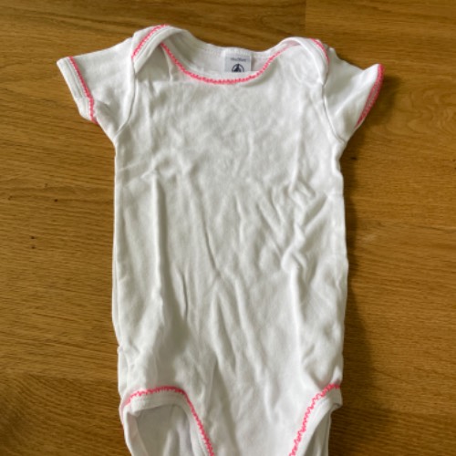  Body Petit Bateau  Größe: 81 weiß , zu finden beim Stand 66 am Standort Flohkids Hamburg Nord