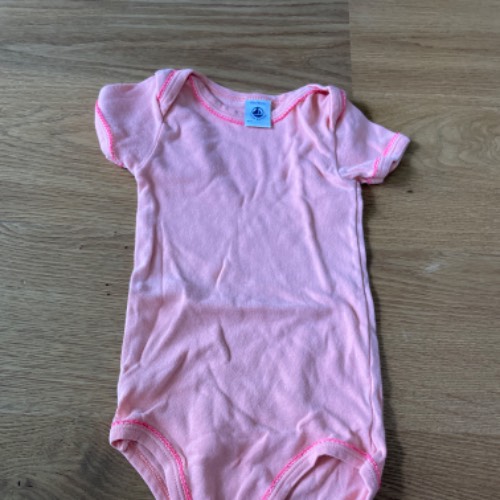  Body Petit Bateau  Größe: 81 apricot, zu finden beim Stand 66 am Standort Flohkids Hamburg Nord