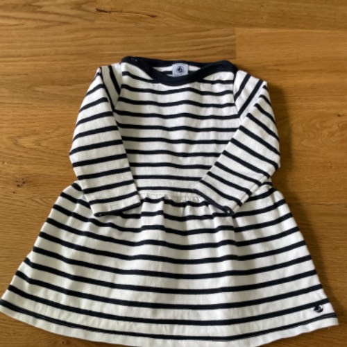   Petit Bateau Kleid  Größe: 81 gestr, zu finden beim Stand 66 am Standort Flohkids Hamburg Nord