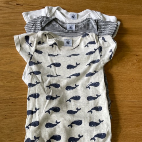 3 Bodys Petit Bateau  Größe: 86 blau, zu finden beim Stand 66 am Standort Flohkids Hamburg Nord