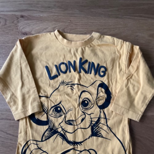 T-Shirt Disney Lion King  Größe: 1, 5- Größe: 2, zu finden beim Stand 66 am Standort Flohkids Hamburg Nord