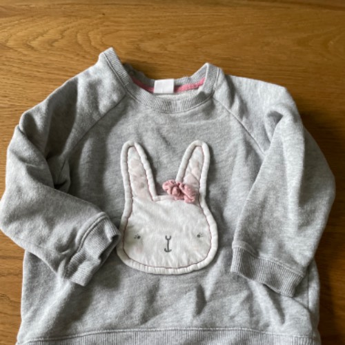 H&M Sweatshirt Hase grau  Größe: 92, zu finden beim Stand 66 am Standort Flohkids Hamburg Nord