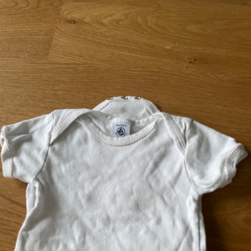  Body Petit Bateau  Größe: 86 weiß , zu finden beim Stand 66 am Standort Flohkids Hamburg Nord