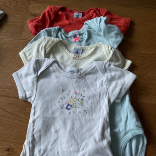 4 Petit Bateau Bodys  Größe: 95 orange, zu finden beim Stand 66 am Standort Flohkids Hamburg Nord