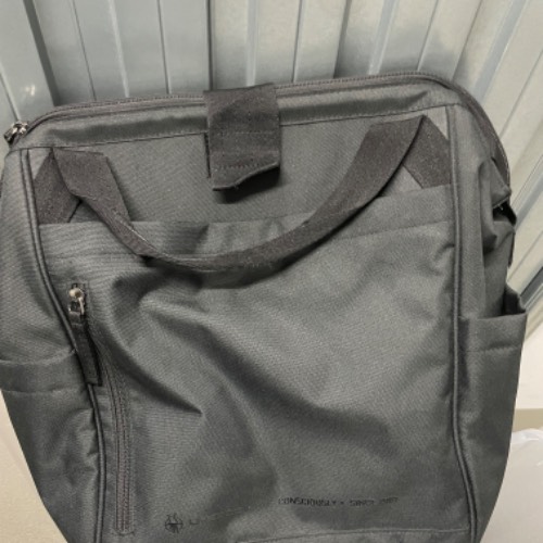 Lässig Wickelrucksack schwarz, zu finden beim Stand 66 am Standort Flohkids Hamburg Nord