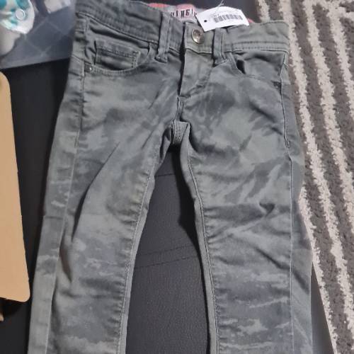 vinginio jeans Camouflage  Größe: 98, zu finden beim Stand 102 am Standort Flohkids Hamburg Nord