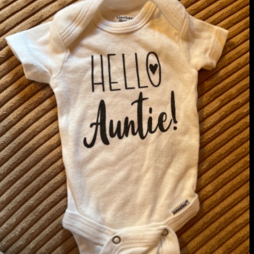 Body Hello Auntie  Größe: 48/50, zu finden beim Stand 57 am Standort Flohkids Hamburg Nord