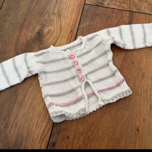 PUPPE  Größe: 43 cm Strickjacke , zu finden beim Stand 28 am Standort Flohkids Hamburg Nord