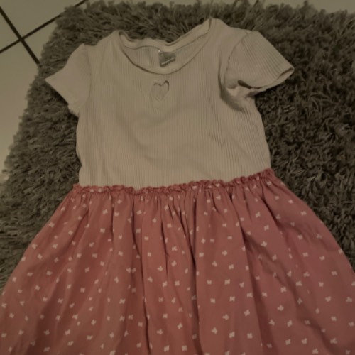 Kleid mit Herz rosa  Größe: 122, zu finden beim Stand 21 am Standort Flohkids Hamburg Nord