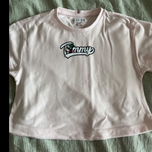  Tommy Hilfiger Shirt lila  Größe: 104, zu finden beim Stand 160 am Standort Flohkids Hamburg Nord