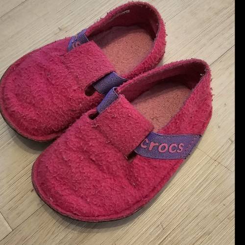 Crocs Hausschuhe pink, zu finden beim Stand 87 am Standort Flohkids Hamburg Nord