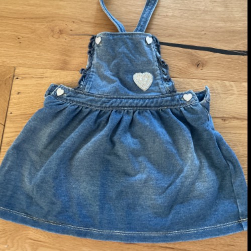 Jeans Latzkleid  Größe: 74 cm, zu finden beim Stand 100 am Standort Flohkids Hamburg Nord