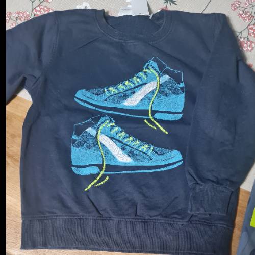 Pullover blau sneaker  Größe: 122, zu finden beim Stand 70 am Standort Flohkids Hamburg Nord