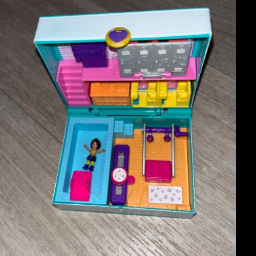 Polly Pocket Haus mit Figuren, zu finden beim Stand 91 am Standort Flohkids Hamburg Nord