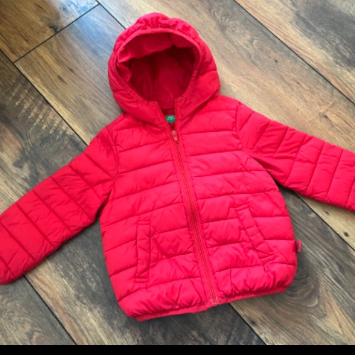 Steppjacke BENETTON rot  Größe: 100 cm, zu finden beim Stand 28 am Standort Flohkids Hamburg Nord