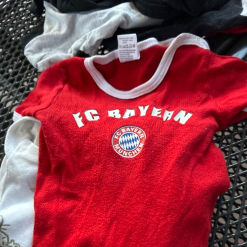 Fc bayern Body  Größe: 68, zu finden beim Stand 93 am Standort Flohkids Hamburg Nord