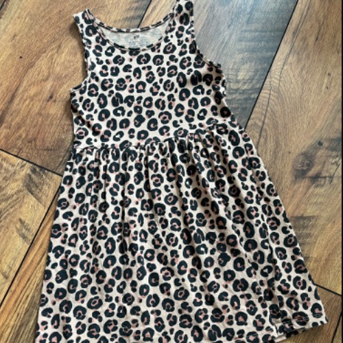 Kleid H&M  Größe: 110/116 Leopard, zu finden beim Stand 28 am Standort Flohkids Hamburg Nord