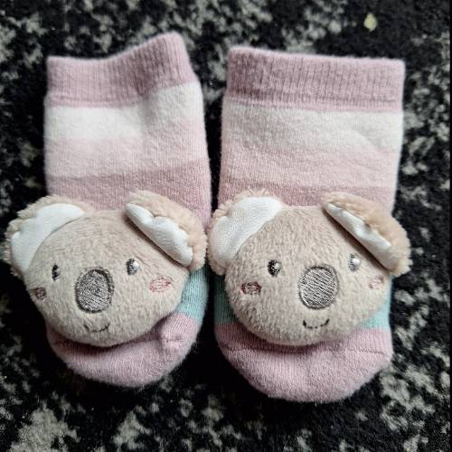 Rasselsocken Koala  Größe: 0-6 Monate, zu finden beim Stand 72 am Standort Flohkids Hamburg Nord