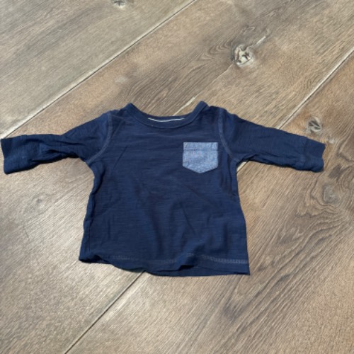 Langarmshirt blau  Größe: 6-9 Monate, zu finden beim Stand 64 am Standort Flohkids Hamburg Nord