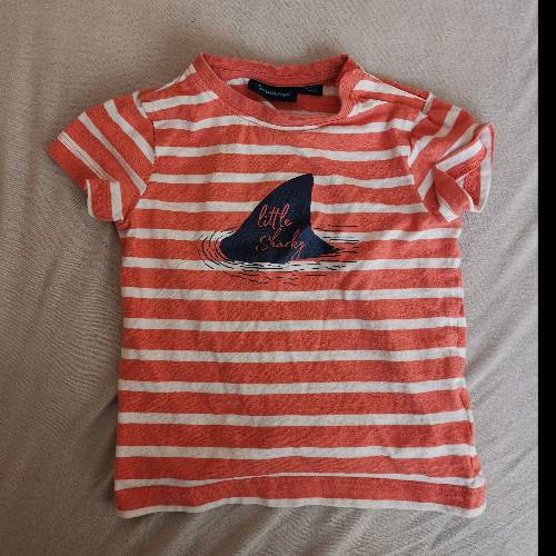 T-Shirt Little Sharky  Größe: 86/92, zu finden beim Stand 184 am Standort Flohkids Hamburg Nord