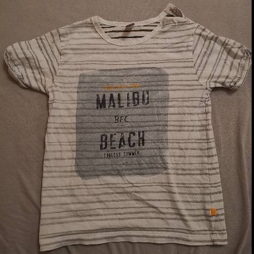 T-Shirt grau Malibu Beach  Größe: 104, zu finden beim Stand 184 am Standort Flohkids Hamburg Nord