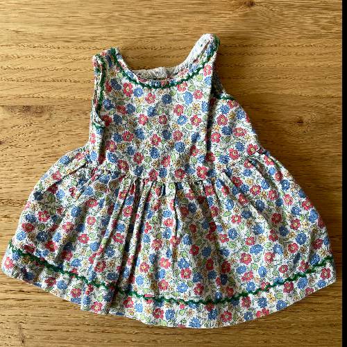 Puppenkleid Blumenmuster, zu finden beim Stand 9 am Standort Flohkids Hamburg Nord