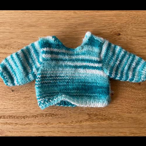 Puppen-Pullover grün-weiß, zu finden beim Stand 9 am Standort Flohkids Hamburg Nord