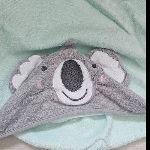 Kapuzenhandtuch Koala Grün , zu finden beim Stand 87 am Standort Flohkids Hamburg Nord