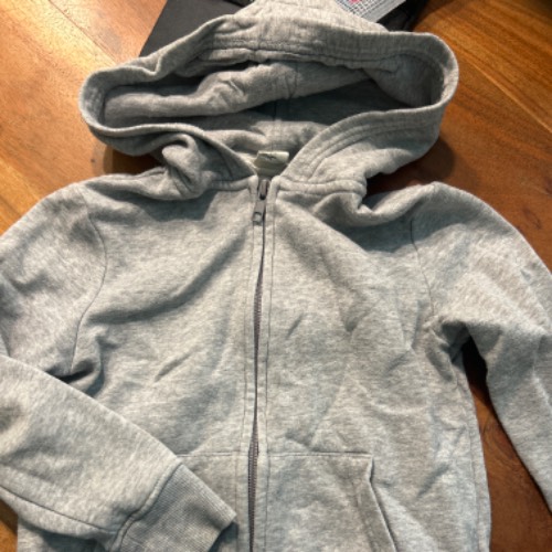 Sweatjacke grau  Größe: 110/116, zu finden beim Stand 90 am Standort Flohkids Hamburg Nord