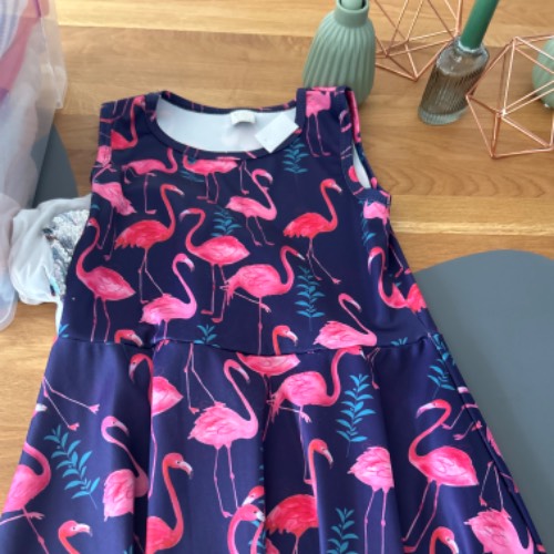 Kleid Flamingo  Größe: 134/140, zu finden beim Stand 127 am Standort Flohkids Hamburg Nord