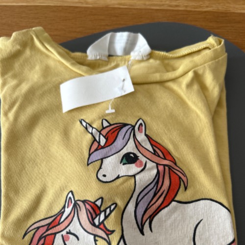 Shirt H&M  Größe: 122/128, zu finden beim Stand 127 am Standort Flohkids Hamburg Nord