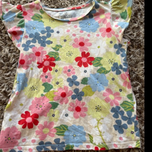 H&M T-Shirt  Größe: 134/140 Blumen, zu finden beim Stand 147 am Standort Flohkids Hamburg Nord