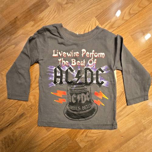 Longsleeve ACDC H+M, zu finden beim Stand 30 am Standort Flohkids Hamburg Nord