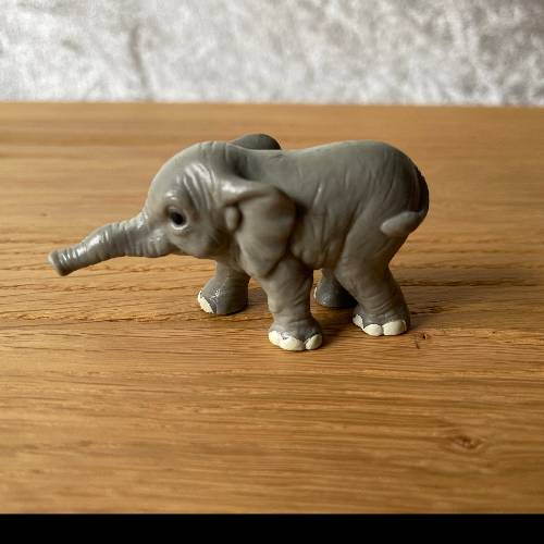 Baby Elefant Figur, zu finden beim Stand 9 am Standort Flohkids Hamburg Nord