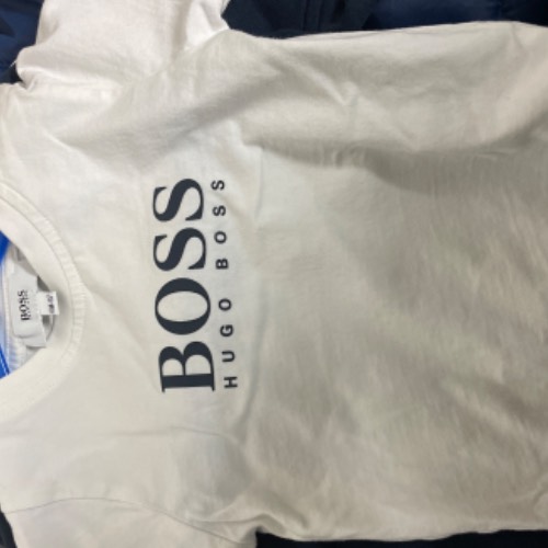 Boss T-Shirt weiß Größe: 67, zu finden beim Stand 33 am Standort Flohkids Hamburg Nord