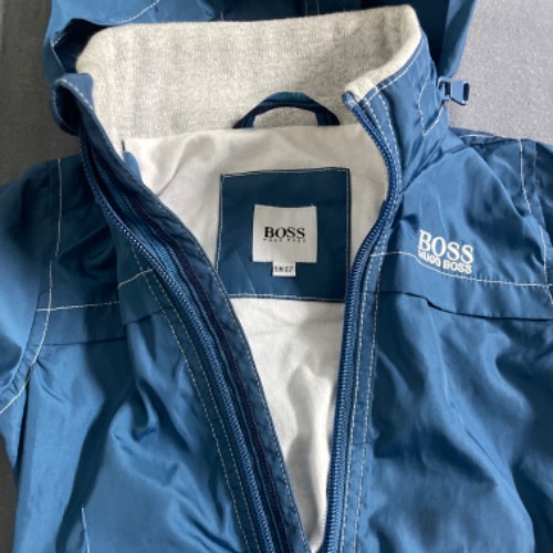 Boss Regenjacke blau  Größe: 67, zu finden beim Stand 33 am Standort Flohkids Hamburg Nord