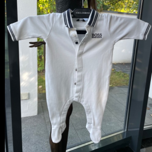 Hugo Boss Strampler  Größe: 54 weiß , zu finden beim Stand 33 am Standort Flohkids Hamburg Nord