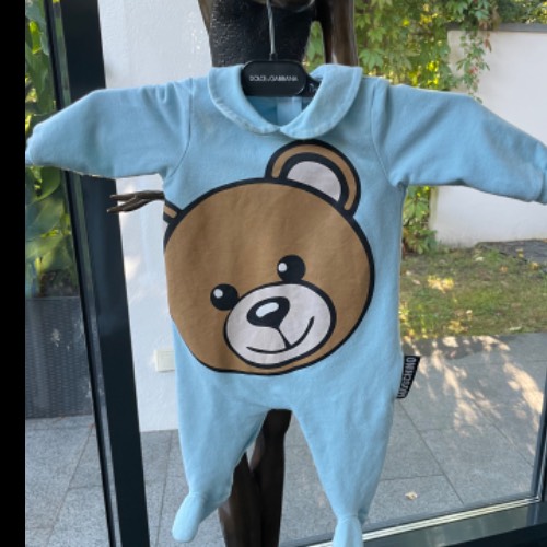 MOSCHINO Strampler  Größe: 62 BLAU , zu finden beim Stand 33 am Standort Flohkids Hamburg Nord