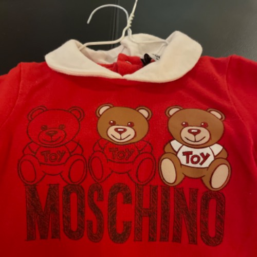 MOSCHINO Strampler  Größe: 56 rot , zu finden beim Stand 33 am Standort Flohkids Hamburg Nord