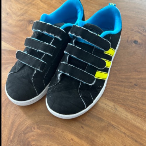 Schuhe Adidas  Größe: 32 schwarz, zu finden beim Stand 121 am Standort Flohkids Hamburg Nord