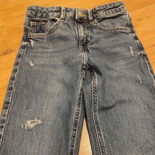 H&M Jeans distressed  Größe: 134, zu finden beim Stand 155 am Standort Flohkids Hamburg Nord