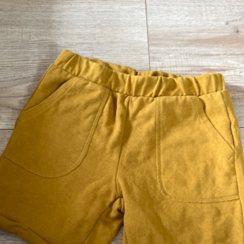 Kurze Hose Senffarben  Größe: 116, zu finden beim Stand 191 am Standort Flohkids Hamburg Nord