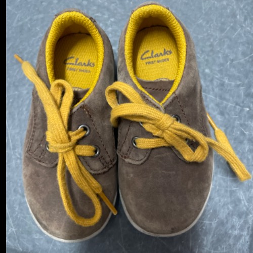 Lederschuhe Clarks, zu finden beim Stand 155 am Standort Flohkids Hamburg Nord