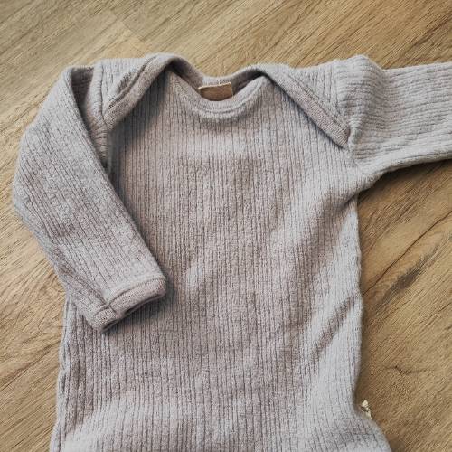 Body  Größe: 100% Merino  Größe: 56/62, zu finden beim Stand 156 am Standort Flohkids Hamburg Nord