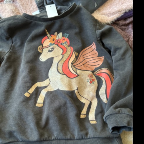 Pullover Einhorn grau C&A  Größe: 128, zu finden beim Stand 127 am Standort Flohkids Hamburg Nord